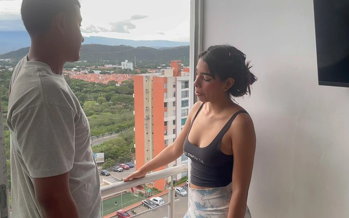 Saraymike: Adik tiriku yang cantik minta aku menghiburnya dengan kontol besarku,...