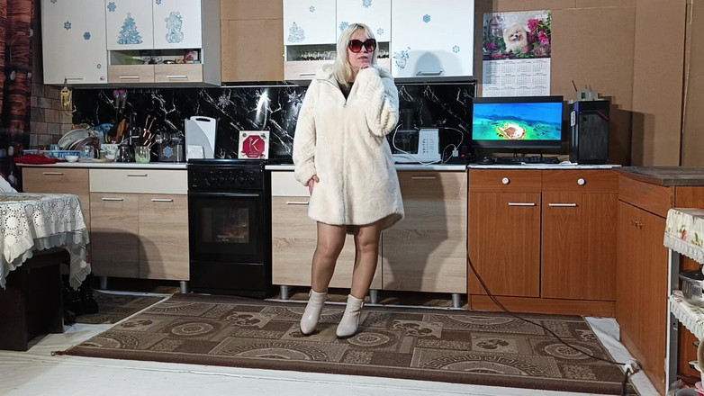 RedRoseRus: Nový kožich – pózování v kuchyni.