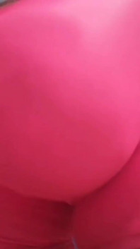 Rosa saliente andando em casa