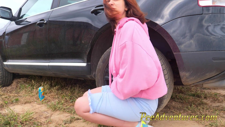 Pee Adventures: Hipster ragazza pipì accanto al volante della macchina