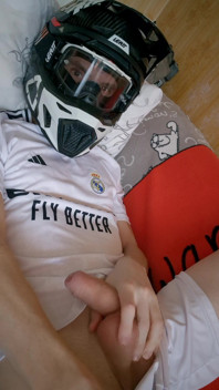 O cara está vestindo um uniforme de futebol e Mxhelmet com uma gozada matinal