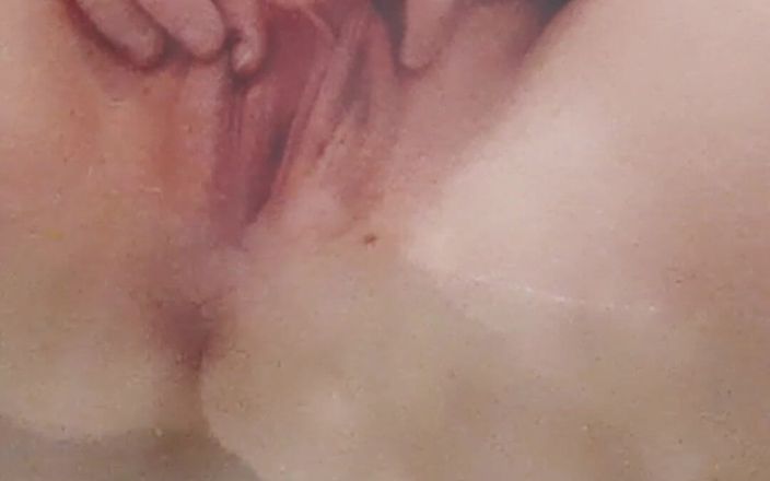 Alura Marie: Klitoris memek sempit cewek mungil ini
