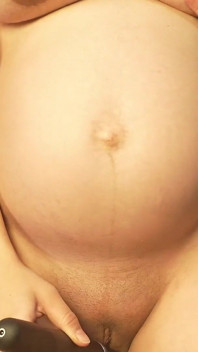 Hermanastra embarazada se masturba con un vibrador y hace coño marcado en bragas y luego se examina en látex médico blanco