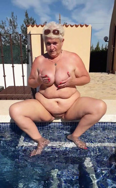 Uk Joolz: Sedí na okraji bazénu nahá, jen si hraje