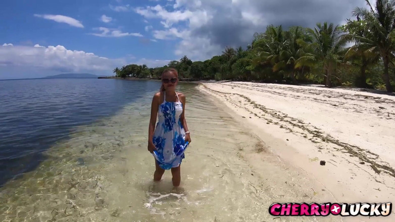 Cherry X lucky: Beach quick blowjob