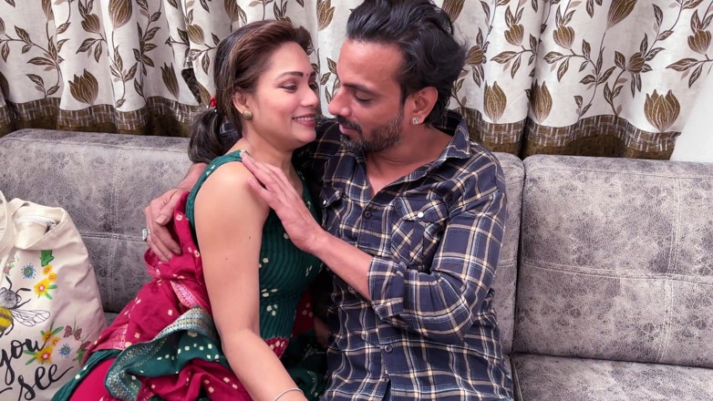 Desimaal69: chupke se apni premika ko apne dost ke ghar par...