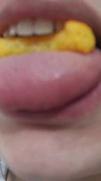 Mangio patatine al formaggio.