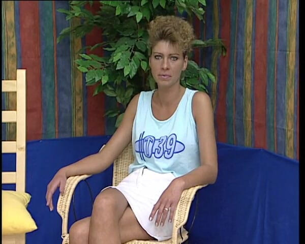 YOUR FIRST PORN: Deutsche Mutti ist am Wichsen - la matura tedesca si sta...