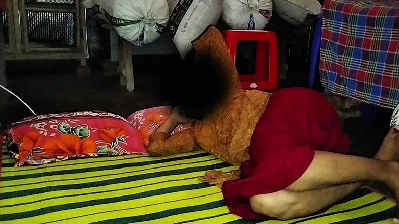 Deshi women: Tasneem pózovala se svým přítelem ve skladině