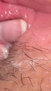 カメラの前に座っている女の子がいて、排卵期の分泌物が最も多いです