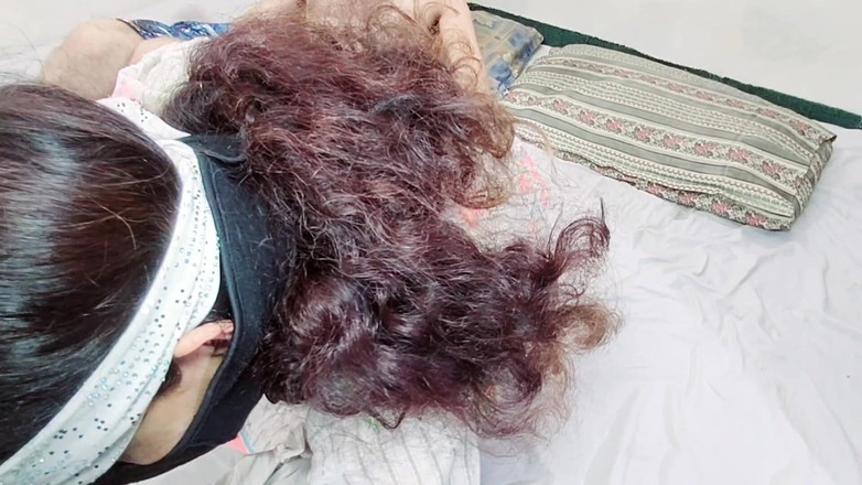 Netu: ムスリムのホットワイフが友人と愛し合っているところを捕まる