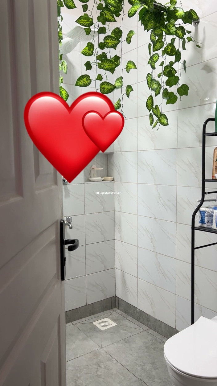 Its Nyota: Une fille prend une douche relaxante