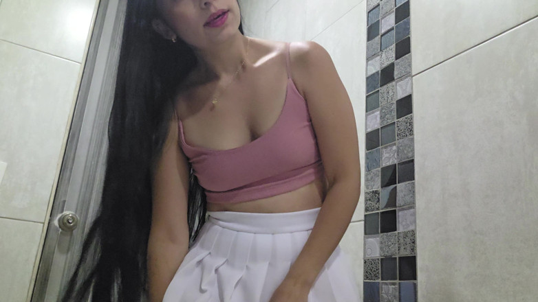alexia twerk videos: Bílá sukně zkouší na haulu
