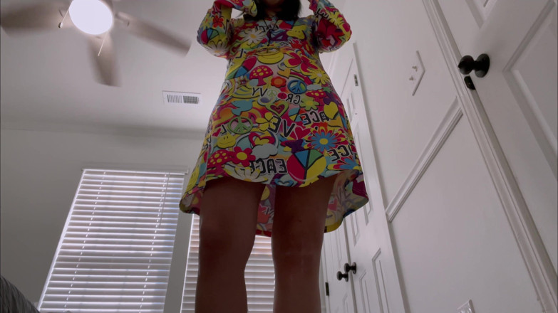 Kink in Time: Devyn's Groovy ' 60-х фантазия Великаншей 4K в видео от первого лица, крошечная капитуляция ждет!