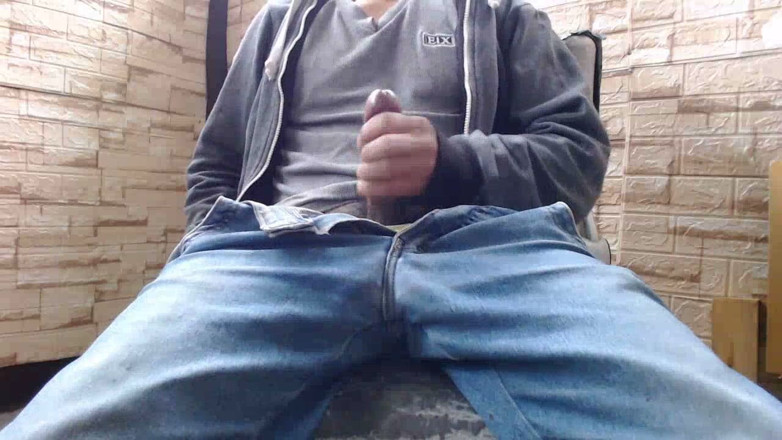 Hornyboy2058: Voják jde týden bez ejakulace a opouští kasárna, aby masturboval...