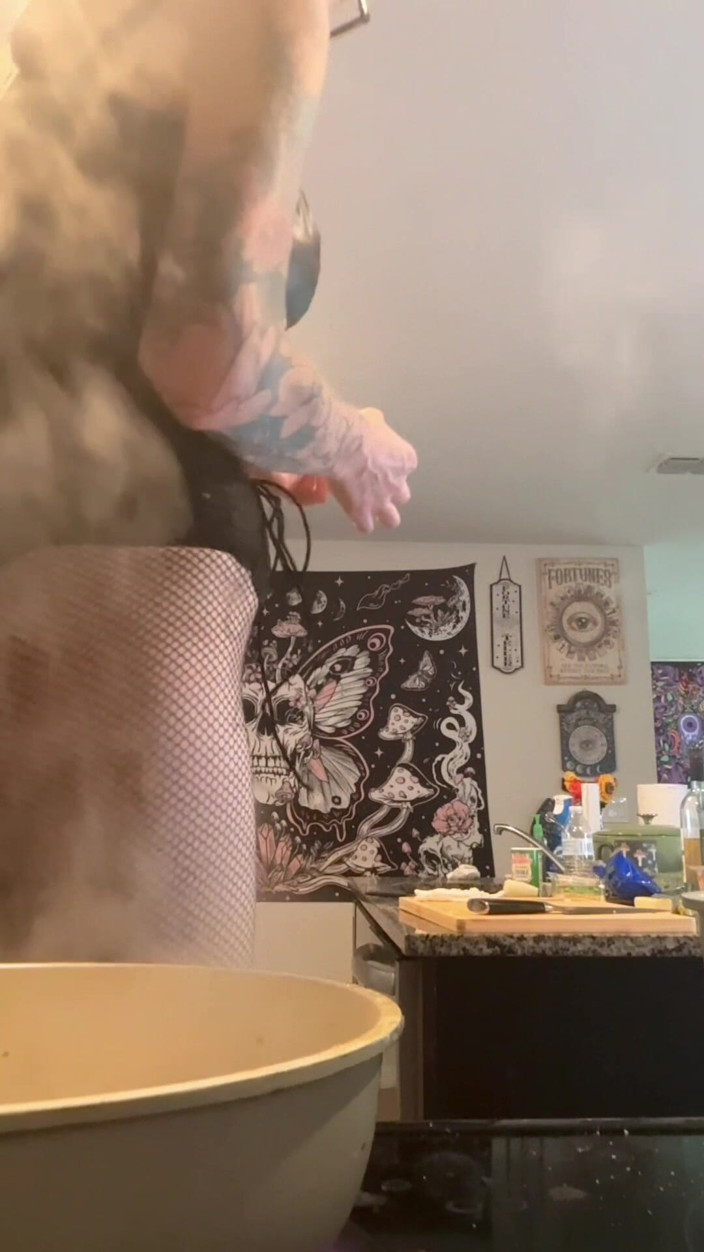 Peppermint Giantess: 73 Riesin kocht in der kleinen küche