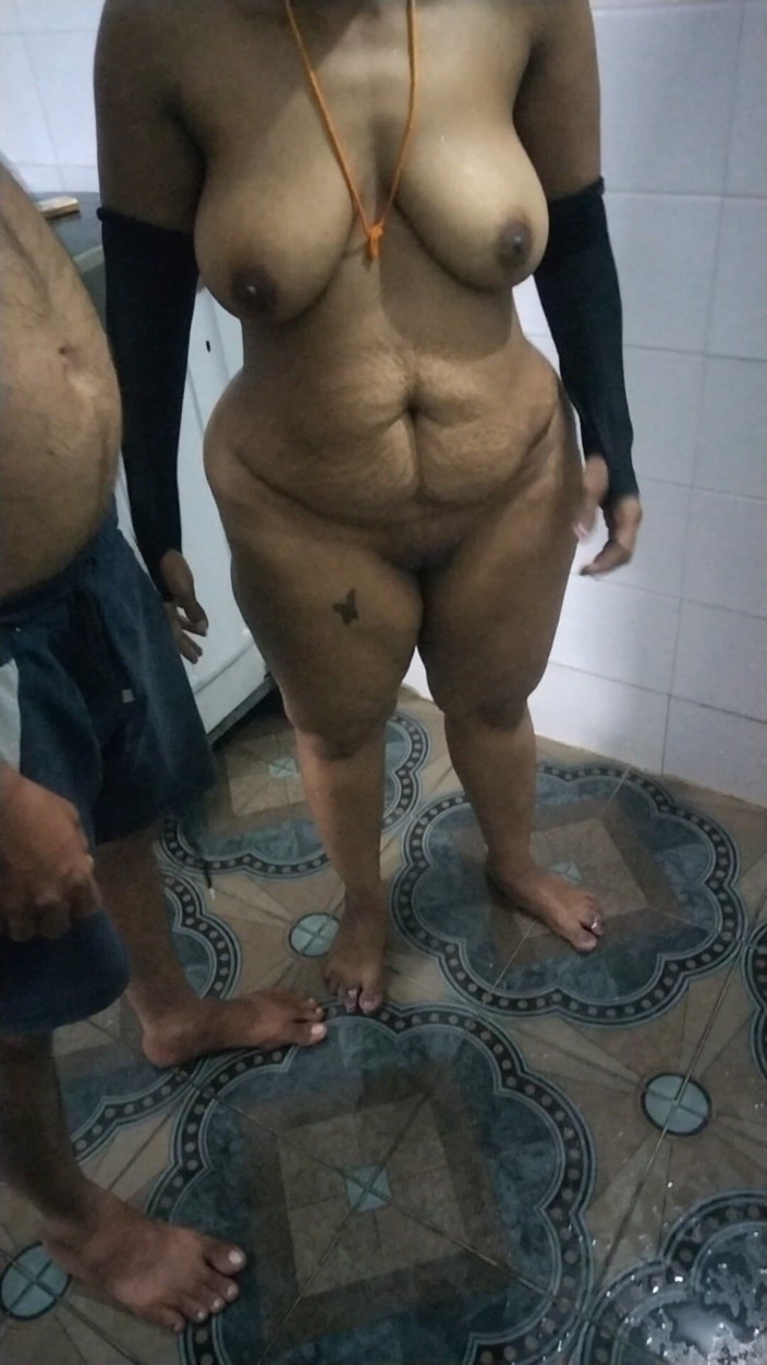 Benita sweety: Üçlü ateşli küvette seks