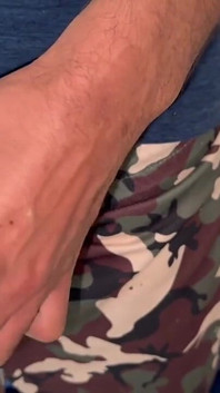 Eu coloco shorts e me masturbo