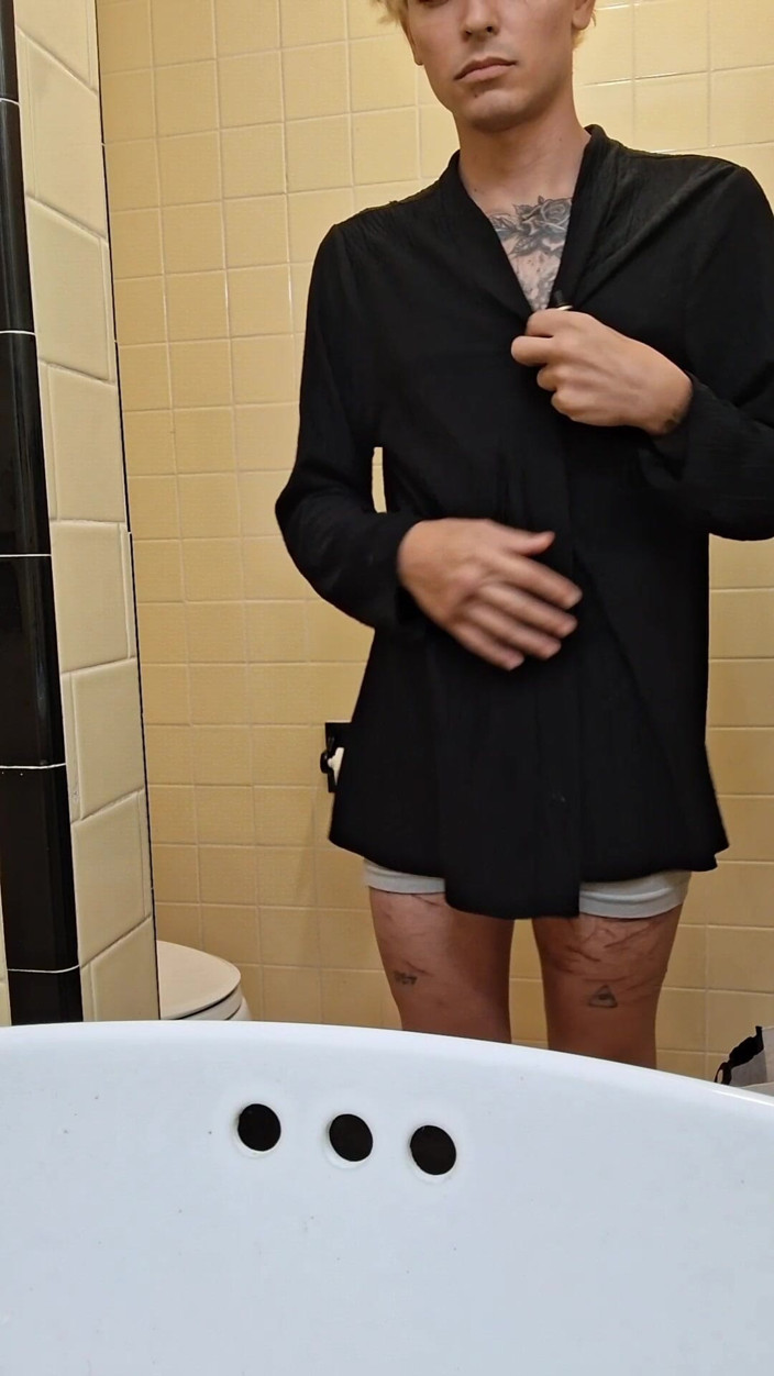 Alex Vovxxx: Showering and Peeing