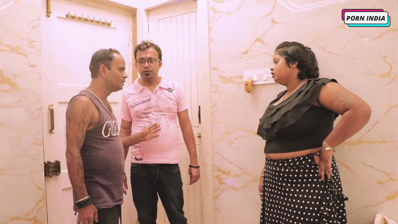 Porn India Studio: Hermosa india chica en trío romántico