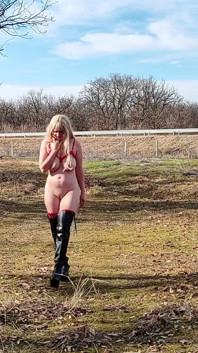 Kleine hoer trekt haar rode bodysuit uit op de snelweg, deel 2