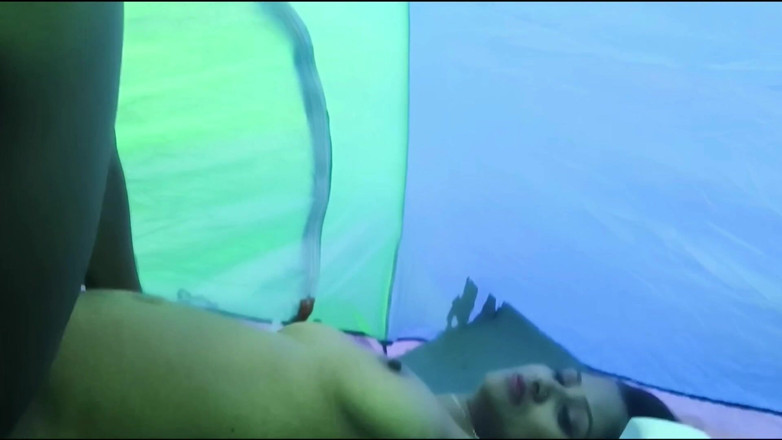 Baby kajal: Mangal Sudeep a Intenzivní sex Ananthi v džungli