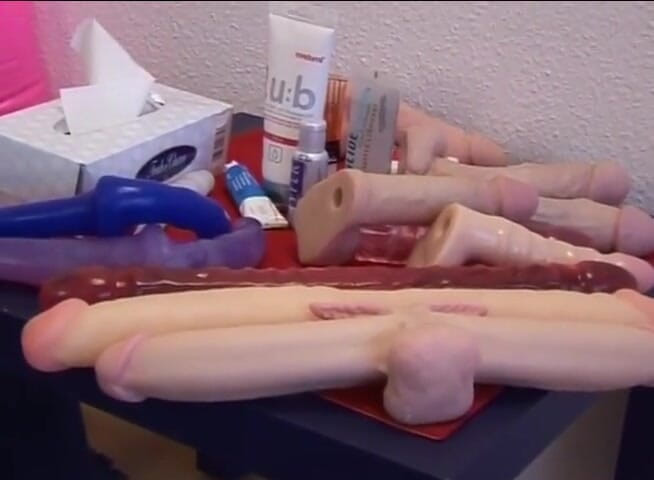 Lesbo Tube: Pussy toying lezzies reaching orgasms in threesome