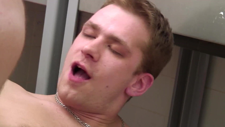 Dirty male dom, femdom, spanking and pegging vids: Harige meid houdt ervan om de kont van haar vriendje...