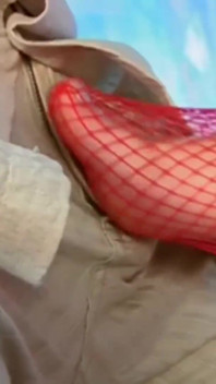 Blonde babe met visnetten krijgt sperma op voeten