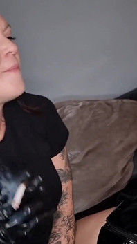 Submisivní dívka Lidský popelník pro paní