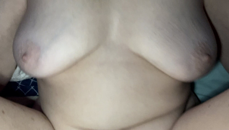 HungOutWet: Sexy pár si navzájem masturbuje a tvrdě šuká