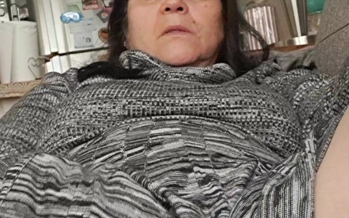 Mommy big hairy pussy: Guardando sotto il vestito, la figa pelosa è bagnata