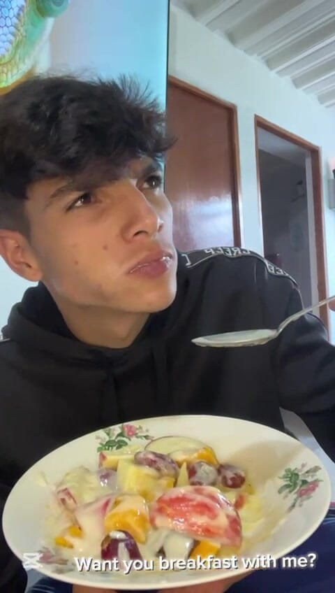 Andres ZP: Andreszp encontra outro uso para morangos e creme grosso