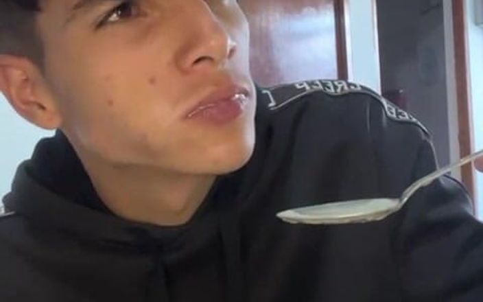 Andres ZP: Andreszp Finds Another Use for Strawberries and Thick Cream