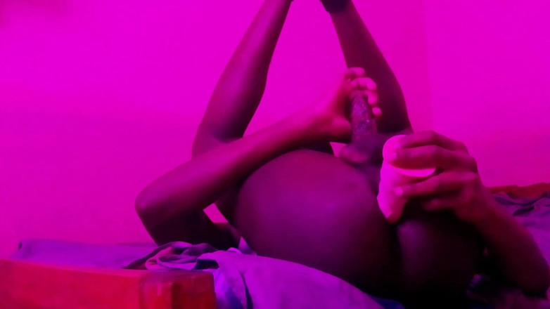 Soloboyy: Mi scopo il culo e accarezzo il mio cazzo duro