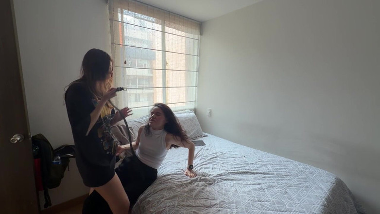 scarlettandc: 두 여성이 만족시키기 위해 고군분투한다