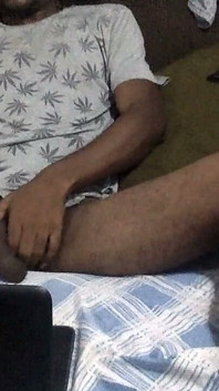 黒人のセクシーな少年が自慰をしているところを捕まえた