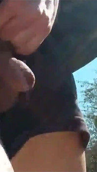 Freeballing Twink chodí bez spodního prádla, trčí svého měkkého čůráka z jeho velmi krátkých kraťasů Venku