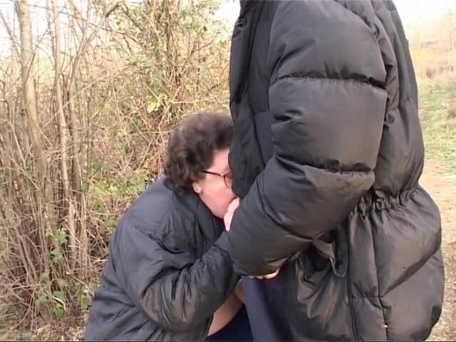 Out Sexxx: Моя бабушка делает мне минет в парке!