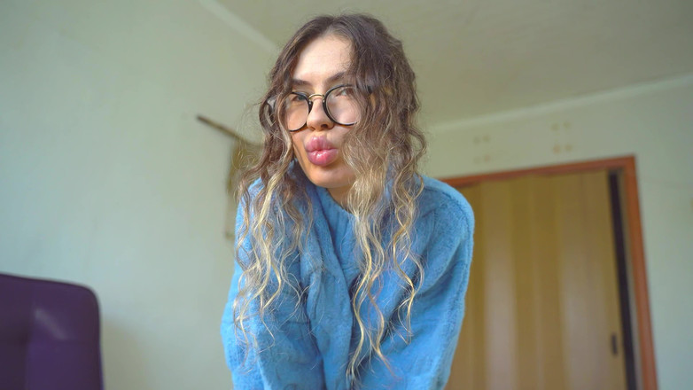 Rarible Diamond: Maglione blu e mutandine