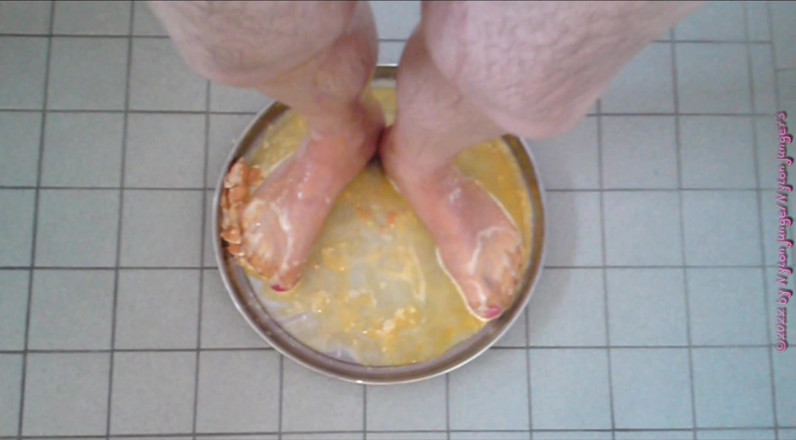 Carmen_Nylonjunge: 생 계란과 오줌을 분쇄 ** 나일론 발 분쇄 **