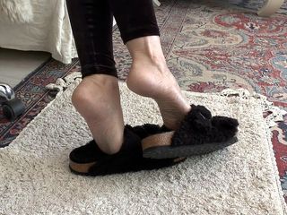 Lady Victoria Valente: Shoeplay ブラック ファー スリッパ