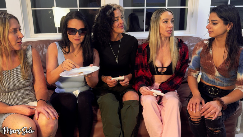 Mars solo: 5 kız hapşırdırmayı deniyor - Mars Solo, Sinthia Bee, Seksi Sara...