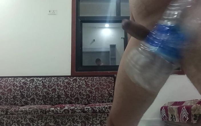 Desi shikha: Şişe seksi: Hintli genç seksi çocuk şişeyle anal seks yapıyor