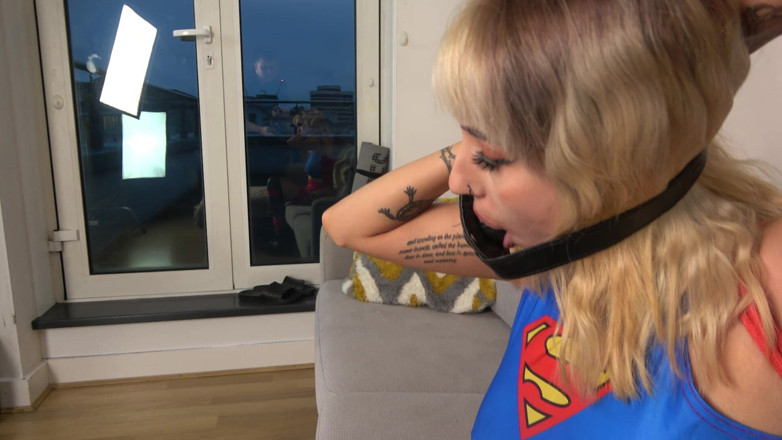 Latina Fetish: Zeenin hrdinský ordeal: svázaná v reverzní modlitbě, ballgagged a později...