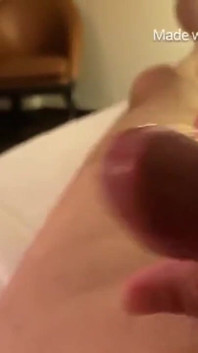Sexy záběr zblízka na výstřik z pěkného velkého čůráka