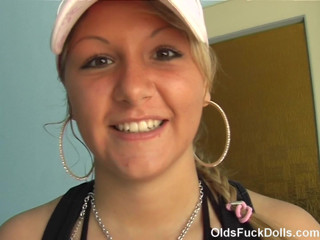 Olds Fuck Dolls: Olds fuck dockor - gammal fart POV avsugning med ung flicka