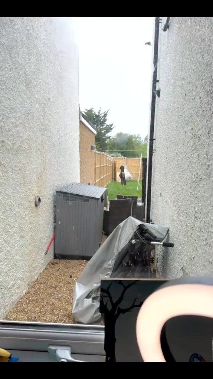 Robyn Quinn: 不得不在直播中用我的超大假阳具，他伤了我