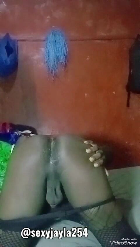 Sexyjayla254: Возбужденный кроссдрессер мастурбирует яйцом