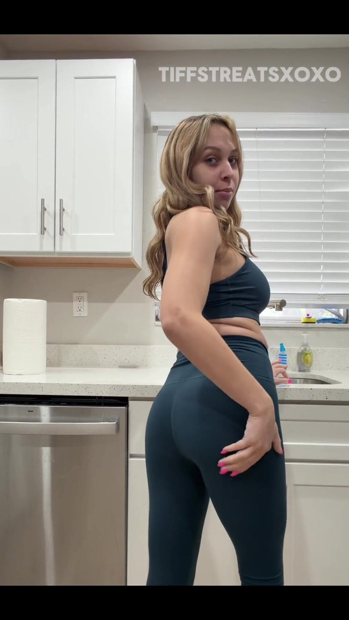 Tiffstreatsxoxo: Backwards POV Sink Pee After Pilates!! This Was a New...